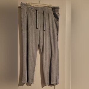 Women's capri athletic pants